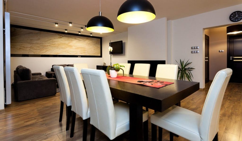 Iluminação para apartamento pequeno: pendentes sobre a mesa de jantar