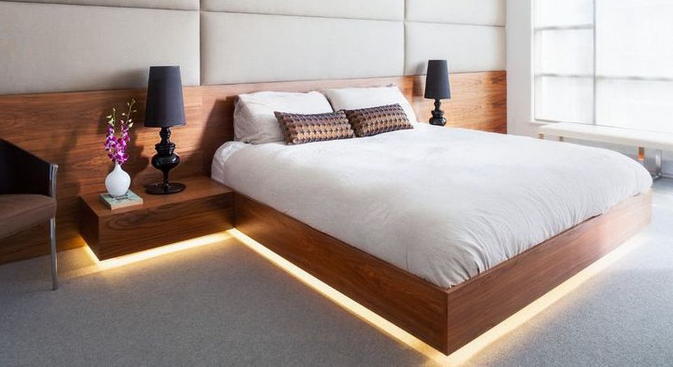 Fita de LED na cama.