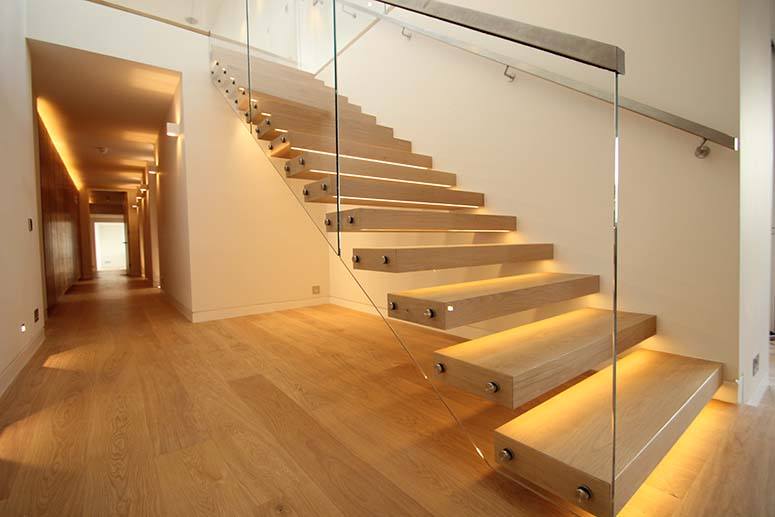 Tipos de iluminação residencial: iluminação na escada.