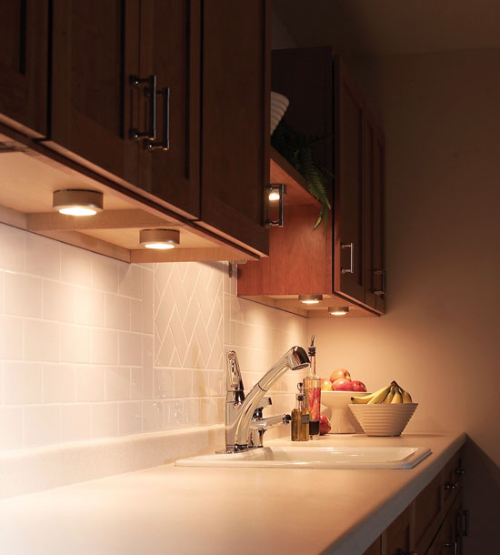 Iluminação com spots de LED em armários são uma tendência em alta.