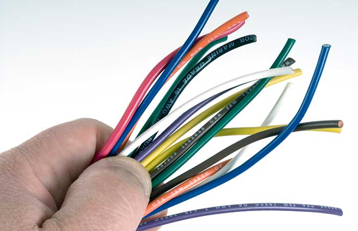 Fios e cabos elétricos coloridos: verde, amarelo, azul, vermelho, preto, marrom.